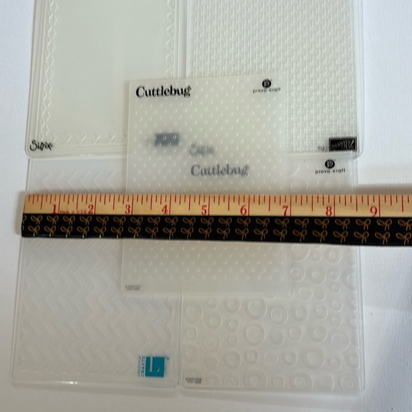 Cuttlebug Embossing Folders Set - Picture 5 of 10